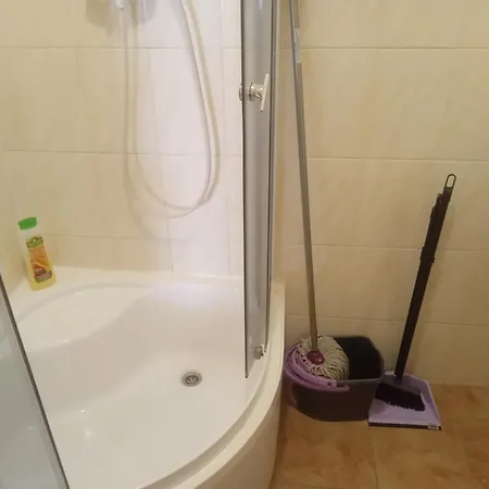Doba - центр - бограч 2 кім 6 місць з кондиціонером ! Apartamento *